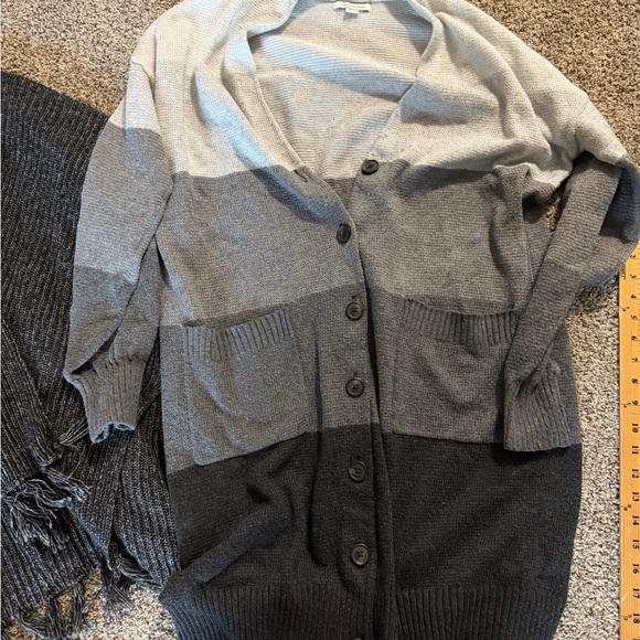 EUC LOT OF 2 American Eagle Outfitters Gray and Black Cardigan Set gray medium - Picture 3 of 7